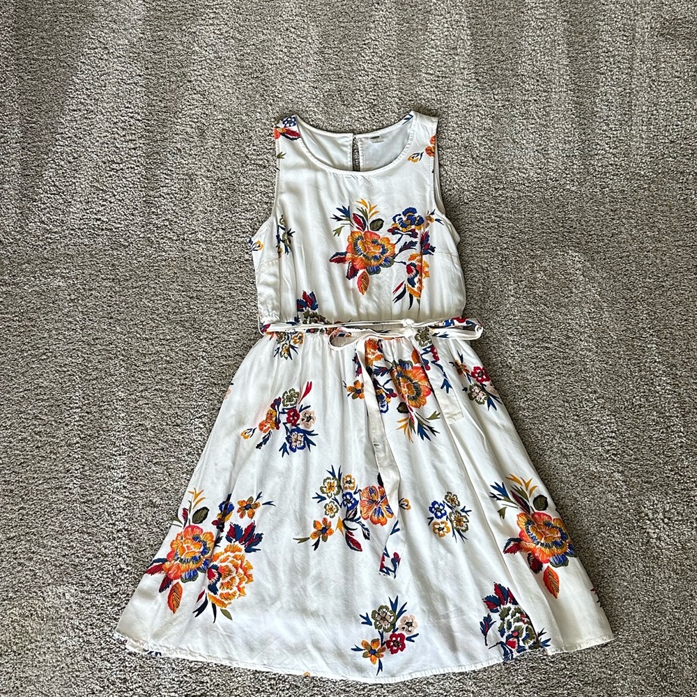 Floral white and orange dress size small with tie belt and flowy bottom EUC